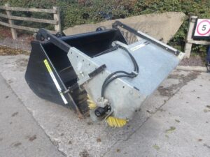X-Form Bucket & Sweeper Brush U7042